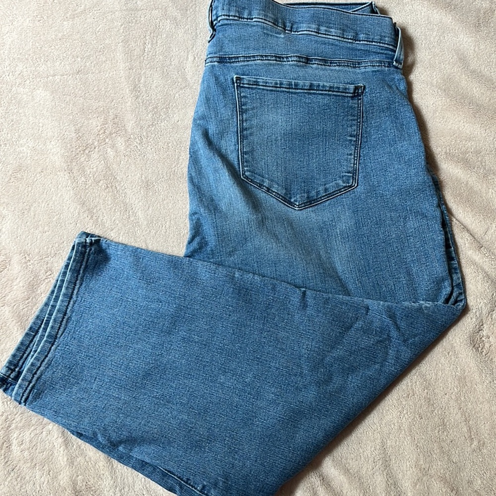 NYDJ capris jeans in a light wash. 18W fits like a 20W. - Picture 4 of 4